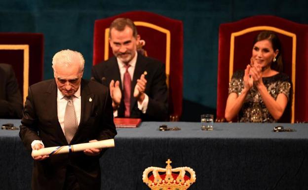 El director de cine Martin Scorsesse recoge el premio de manos del Rey.