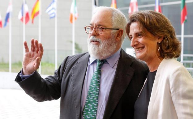 Arias Cañete, junto a la ministra de Transición Ecológica, Teresa Ribera.