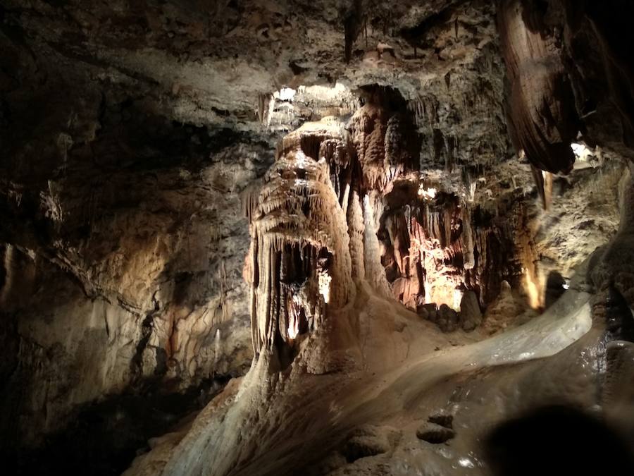 La cueva de Valporquero es una de las visitas obligadas para leoneses y visitantes de la provincia en la que quedarán sorprendidos en un viaje al interior de la tierra y al pasado a través de las miles de formaciones que se podrán contemplar