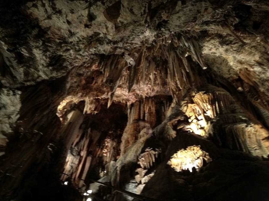 La cueva de Valporquero es una de las visitas obligadas para leoneses y visitantes de la provincia en la que quedarán sorprendidos en un viaje al interior de la tierra y al pasado a través de las miles de formaciones que se podrán contemplar