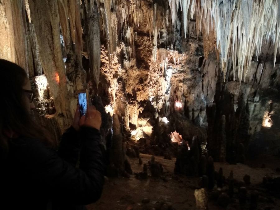 La cueva de Valporquero es una de las visitas obligadas para leoneses y visitantes de la provincia en la que quedarán sorprendidos en un viaje al interior de la tierra y al pasado a través de las miles de formaciones que se podrán contemplar