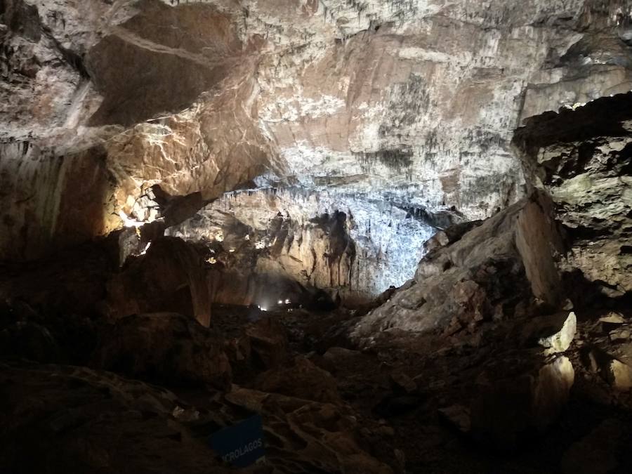 La cueva de Valporquero es una de las visitas obligadas para leoneses y visitantes de la provincia en la que quedarán sorprendidos en un viaje al interior de la tierra y al pasado a través de las miles de formaciones que se podrán contemplar