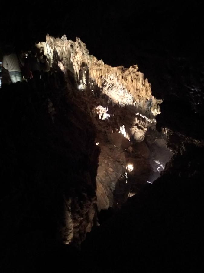 La cueva de Valporquero es una de las visitas obligadas para leoneses y visitantes de la provincia en la que quedarán sorprendidos en un viaje al interior de la tierra y al pasado a través de las miles de formaciones que se podrán contemplar