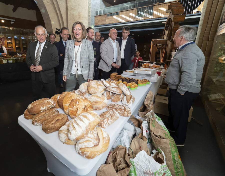 La consejera de Agricultura y Ganadería y portavoz de la Junta de Castilla y León, Milagros Marcos, y el presidente de la Diputación de Valladolid, Jesús Jullio Carnero, inauguran la Feria del Pan y la Lenteja de Tierra de Campos