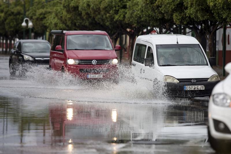 Las mejores imágenes de las lluvias torrenciales que han provocado la muerte de un bombero y numerosos destrozos en la provincia de Málaga