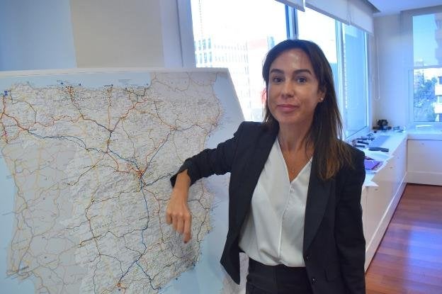 La presidenta de Adif, con el mapa de la alta velocidad de España en su despacho en Madrid. 