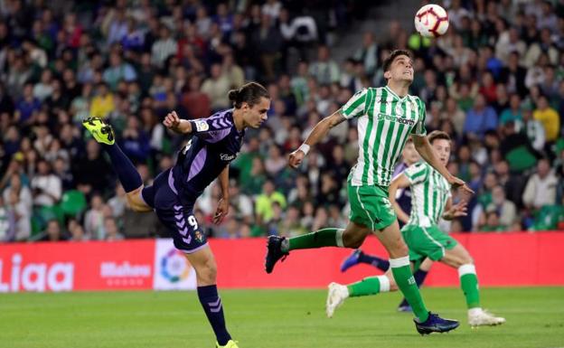 Marc Bartra (d) y Enes Ünal, en el Benito Villamarín. 