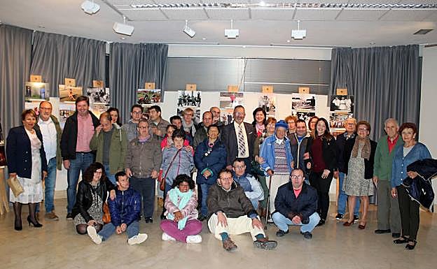 Foto de familia en la inauguración. 