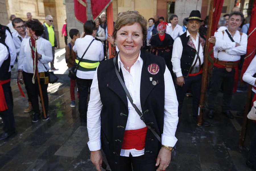 Cerca de 350 leoneses con sus pendones concejiles volvieron a protagonizar el encuentro en representación de 45 pueblos desplegando sus estandartes y recorriendo las calles de Gijón, entre la Plaza Mayor, pasando por el Paseo del Muro de San Lorenzo, y terminando el recorrido en el Hotel Begoña Park.