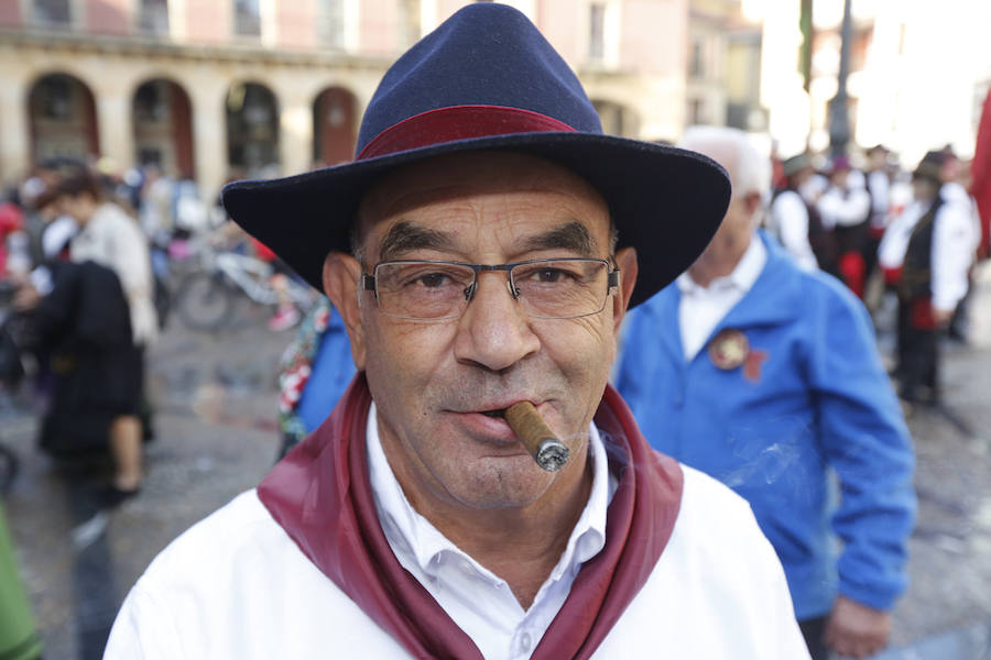 Cerca de 350 leoneses con sus pendones concejiles volvieron a protagonizar el encuentro en representación de 45 pueblos desplegando sus estandartes y recorriendo las calles de Gijón, entre la Plaza Mayor, pasando por el Paseo del Muro de San Lorenzo, y terminando el recorrido en el Hotel Begoña Park.