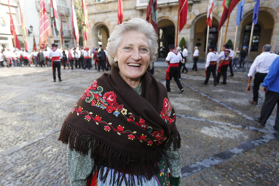 Cerca de 350 leoneses con sus pendones concejiles volvieron a protagonizar el encuentro en representación de 45 pueblos desplegando sus estandartes y recorriendo las calles de Gijón, entre la Plaza Mayor, pasando por el Paseo del Muro de San Lorenzo, y terminando el recorrido en el Hotel Begoña Park.