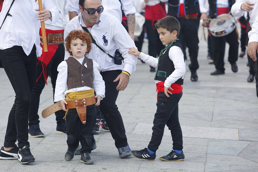 Cerca de 350 leoneses con sus pendones concejiles volvieron a protagonizar el encuentro en representación de 45 pueblos desplegando sus estandartes y recorriendo las calles de Gijón, entre la Plaza Mayor, pasando por el Paseo del Muro de San Lorenzo, y terminando el recorrido en el Hotel Begoña Park.