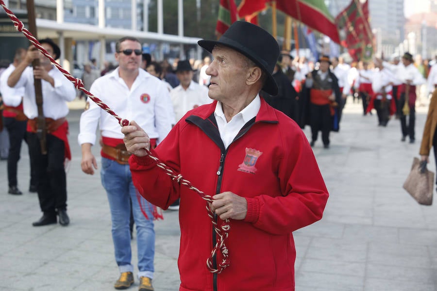 Cerca de 350 leoneses con sus pendones concejiles volvieron a protagonizar el encuentro en representación de 45 pueblos desplegando sus estandartes y recorriendo las calles de Gijón, entre la Plaza Mayor, pasando por el Paseo del Muro de San Lorenzo, y terminando el recorrido en el Hotel Begoña Park.