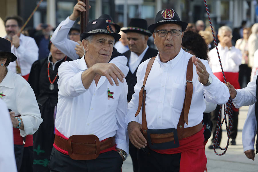 Cerca de 350 leoneses con sus pendones concejiles volvieron a protagonizar el encuentro en representación de 45 pueblos desplegando sus estandartes y recorriendo las calles de Gijón, entre la Plaza Mayor, pasando por el Paseo del Muro de San Lorenzo, y terminando el recorrido en el Hotel Begoña Park.