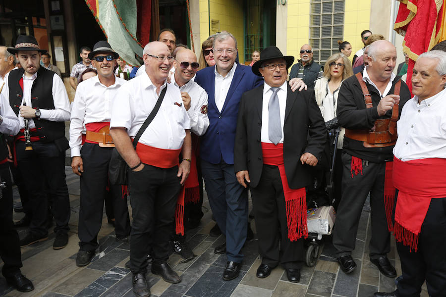 Cerca de 350 leoneses con sus pendones concejiles volvieron a protagonizar el encuentro en representación de 45 pueblos desplegando sus estandartes y recorriendo las calles de Gijón, entre la Plaza Mayor, pasando por el Paseo del Muro de San Lorenzo, y terminando el recorrido en el Hotel Begoña Park.