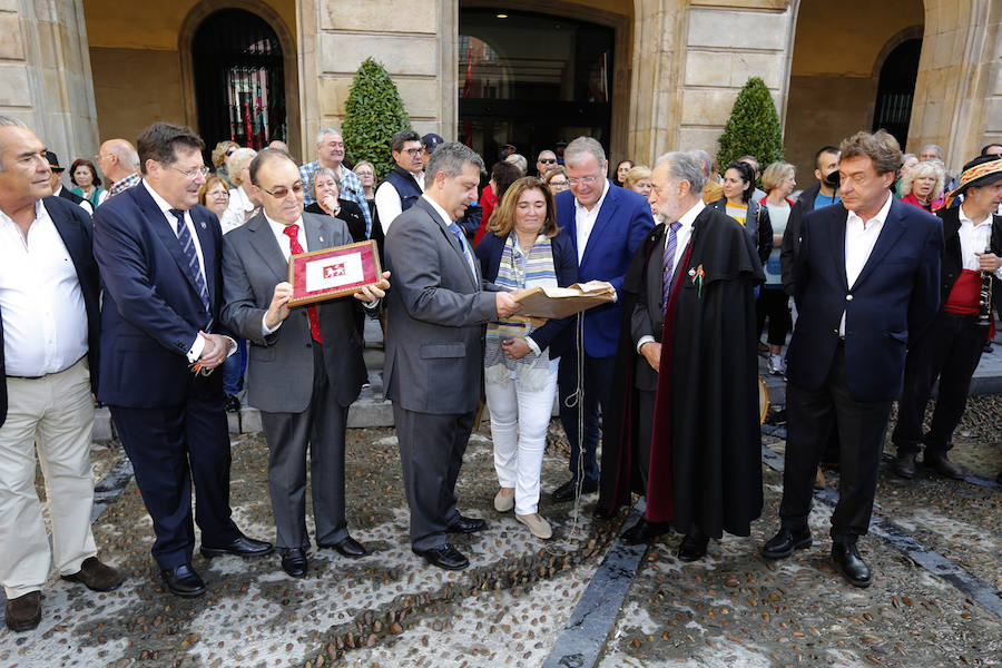 Cerca de 350 leoneses con sus pendones concejiles volvieron a protagonizar el encuentro en representación de 45 pueblos desplegando sus estandartes y recorriendo las calles de Gijón, entre la Plaza Mayor, pasando por el Paseo del Muro de San Lorenzo, y terminando el recorrido en el Hotel Begoña Park.