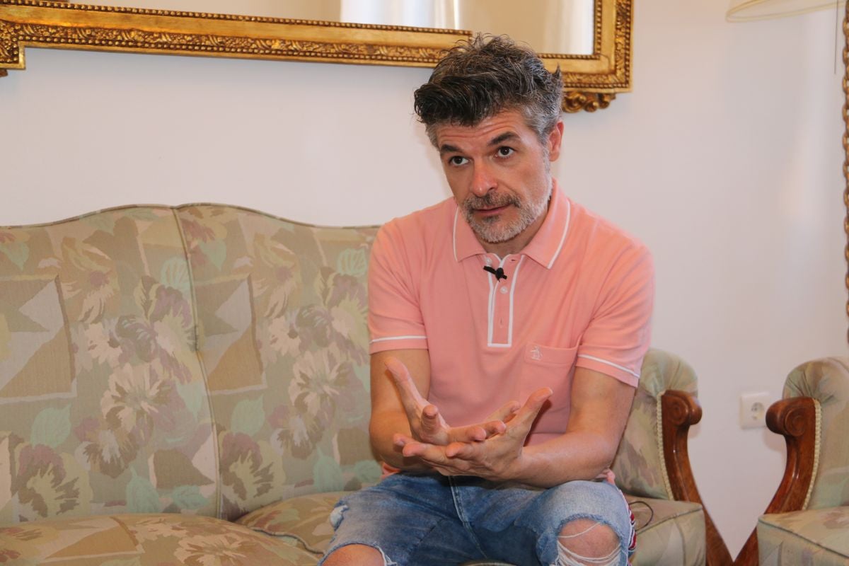 El actor conocido por el papel que desempeña en la serie La que se Avecina , mantuvo un encuentro con los alumnos de secundaria de este centro donde pretende animar a los jóvenes a luchar contra el acoso escolar