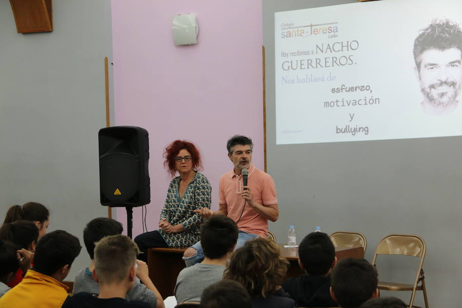 El actor conocido por el papel que desempeña en la serie La que se Avecina , mantuvo un encuentro con los alumnos de secundaria de este centro donde pretende animar a los jóvenes a luchar contra el acoso escolar
