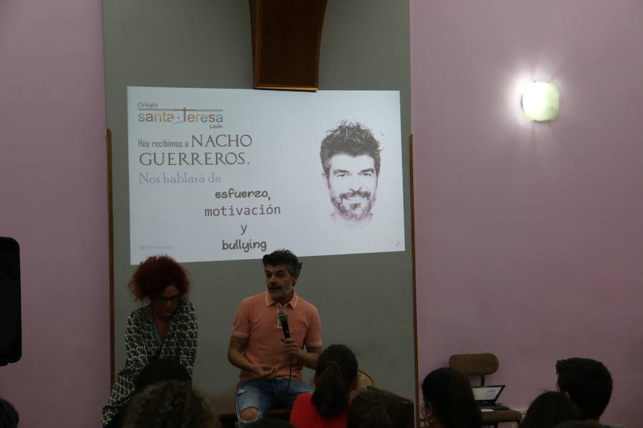 El actor conocido por el papel que desempeña en la serie La que se Avecina , mantuvo un encuentro con los alumnos de secundaria de este centro donde pretende animar a los jóvenes a luchar contra el acoso escolar