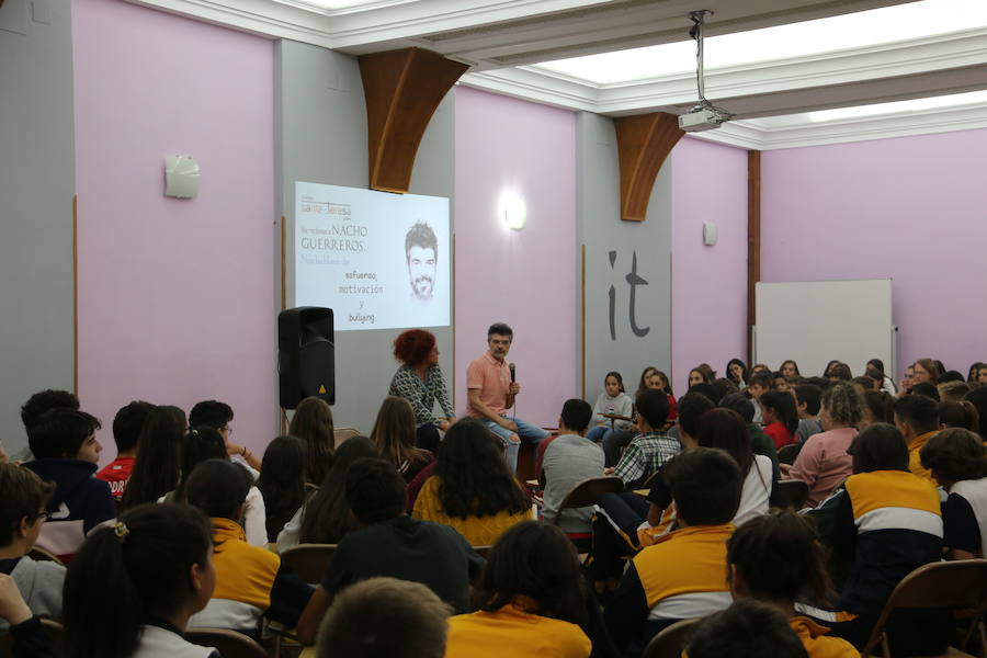 El actor conocido por el papel que desempeña en la serie La que se Avecina , mantuvo un encuentro con los alumnos de secundaria de este centro donde pretende animar a los jóvenes a luchar contra el acoso escolar