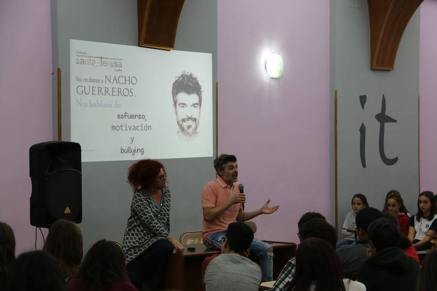 El actor conocido por el papel que desempeña en la serie La que se Avecina , mantuvo un encuentro con los alumnos de secundaria de este centro donde pretende animar a los jóvenes a luchar contra el acoso escolar