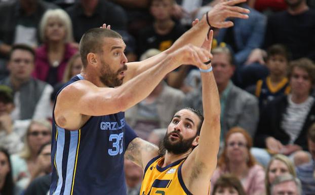 Marc Gasol y Ricky Rubio disputan un balón. 