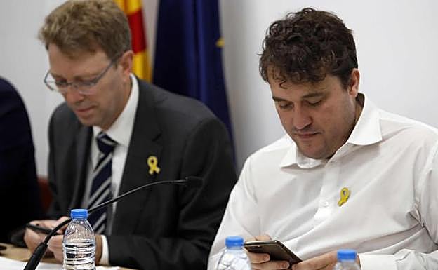 El presidente del PDeCAT, David Bonvehí (d), junto al diputado Ferran Bel (i).