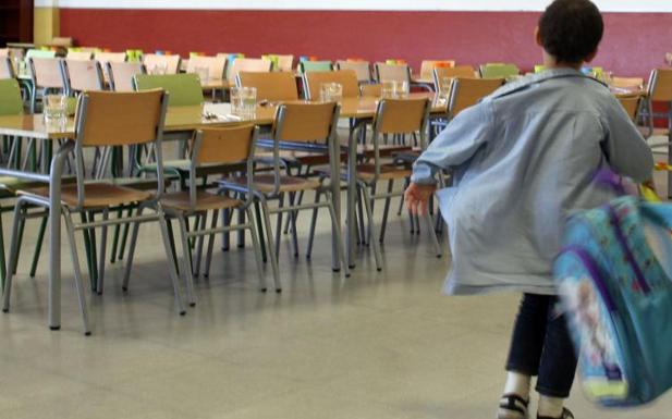 Comedor de un colegio de Segovia, preparado para que se sienten los niños.