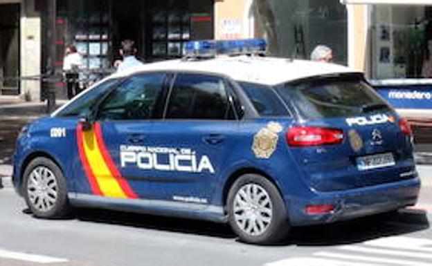 Un vehículo de la Policía Nacional patrulla las callles.