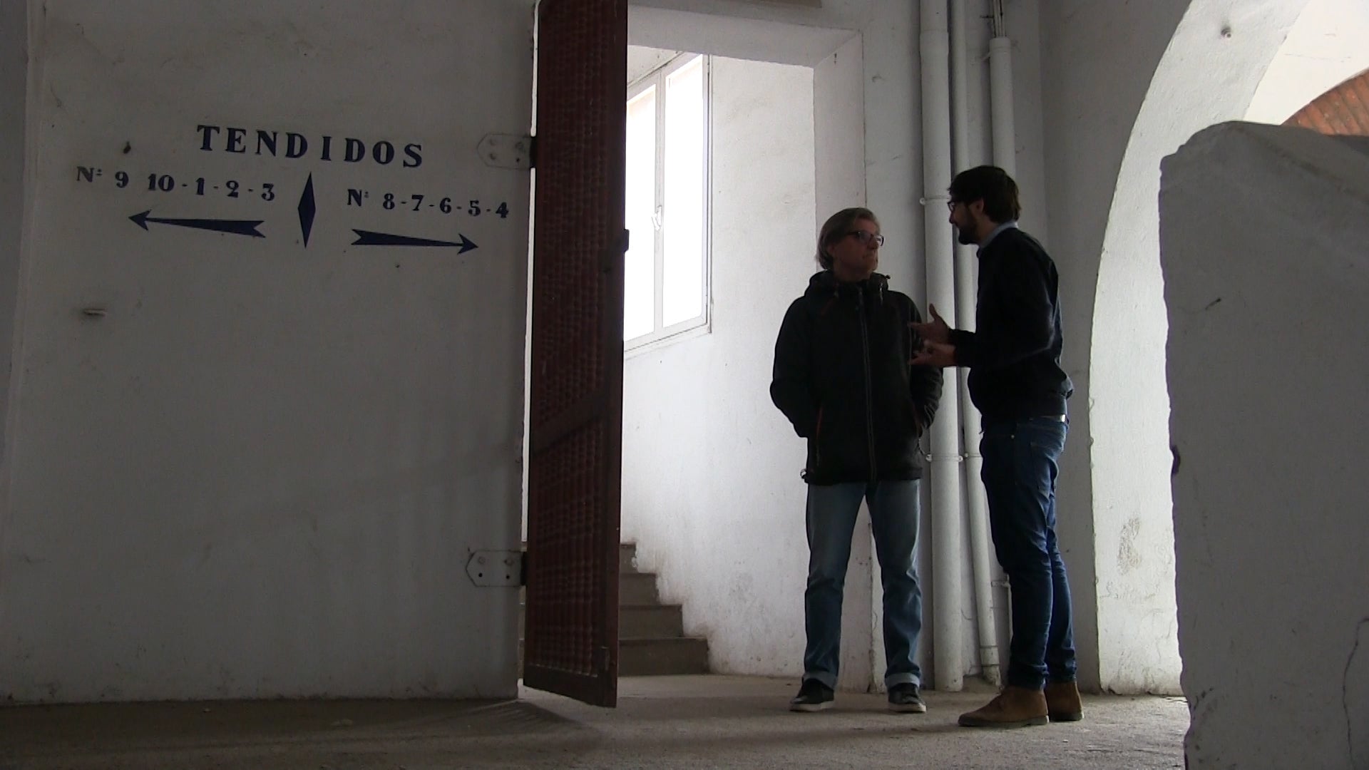 Carlos Alberto Albano Gatti, conocido como Tano, reside desde hace más de 10 años en Plaza de Toros de León, este argentino de 65 años de edad abre, cierra y vigila este recinto que para él es su casa 