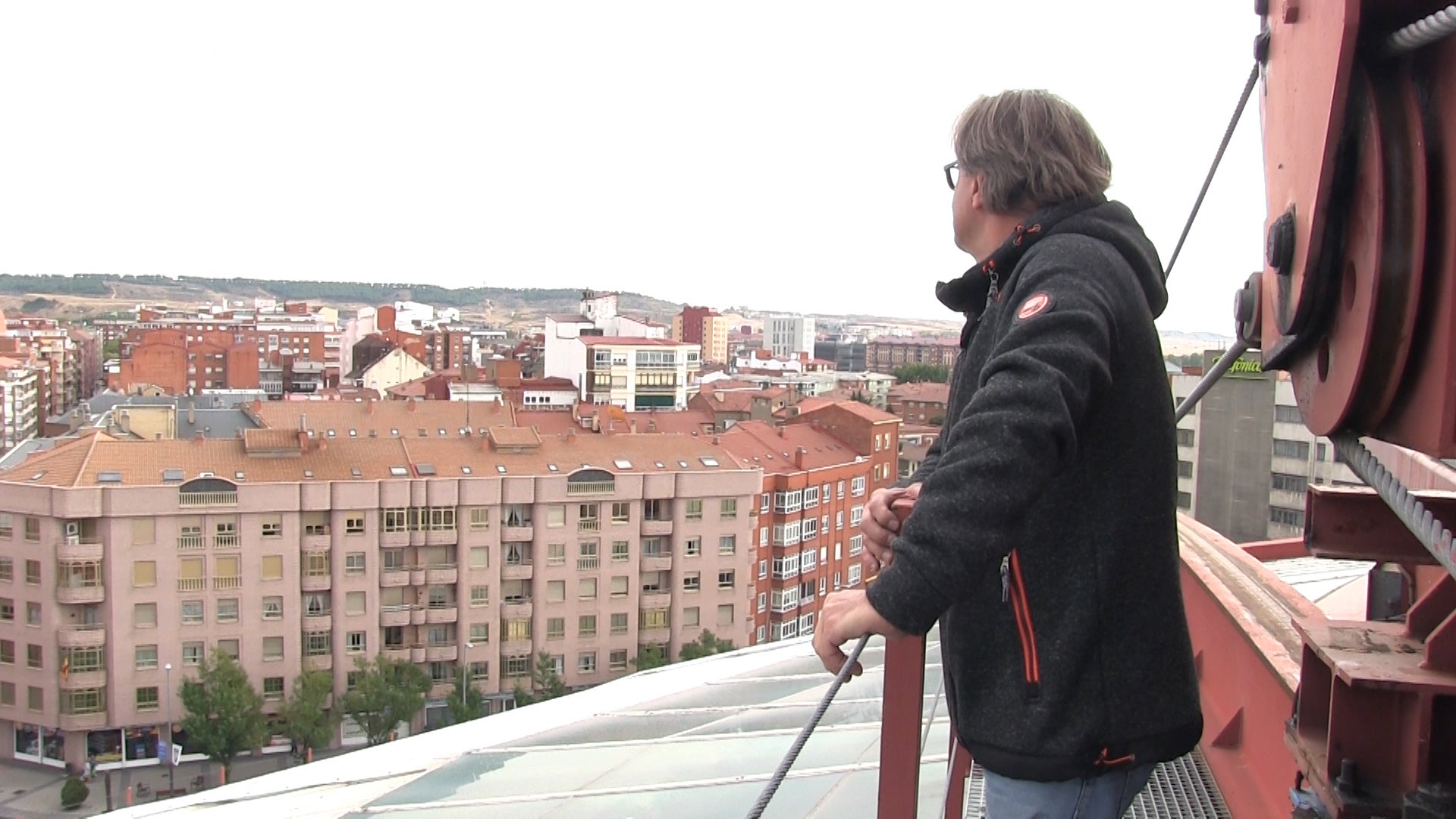 Carlos Alberto Albano Gatti, conocido como Tano, reside desde hace más de 10 años en Plaza de Toros de León, este argentino de 65 años de edad abre, cierra y vigila este recinto que para él es su casa 