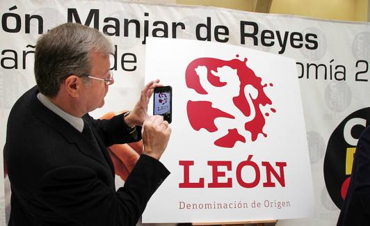 El alcalde de León fotografía el nuevo logo de la DO. 