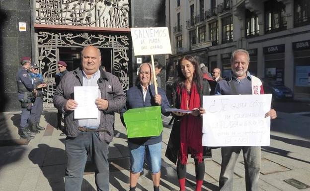 La votación sobre el resultado de la Plaza del Grano ve la luz a las puertas del Ayuntamiento