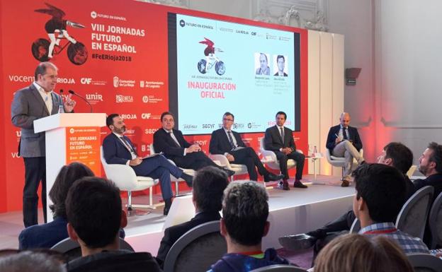 EI codirector de las Jornadas Futuro en Español, Benjamín Lana (i) durante su intervención en la inauguración de las VIII Jornadas que abordan la transformación digital como una oportunidad de negocio .