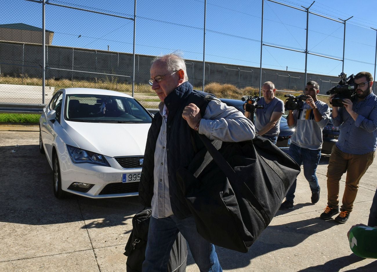 El ex vicepresidente del Gobierno Rodrigo Rato ha ingresado en la prisión madrileña de Soto del Real para cumplir con su condena a cuatro años. «Pido perdón», ha asegurado momentos antes de su ingreso.