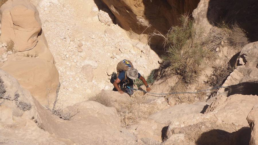 Un leonés viaja a Jordania con el grupo de escalada que ha dado apoyo a la profesora Rocio da Riva para acceder a un sello a más de 100 metros de altura con la imagen de este rey Neobabilónico