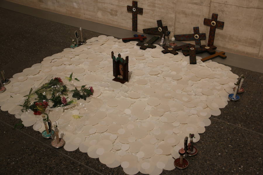 La consejera de Cultura y Turismo, María Josefa García Cirac, ha presentado los nuevos proyectos expositivos previstos para las próximas semanas en el Museo de Arte Contemporáneo de Castilla y León, que se abrirán al público a partir de este sábado: una gran muestra que recorre la producción de la pintora Teresa Gancedo desde los años setenta del siglo pasado hasta el presente; una exposición del estudio Recetas Urbanas y su fundador, el arquitecto Santiago Cirugeda, y el proyecto 'LECA. Laboratorio de Experimentación y Creación Artística', del artista Genzo P.
