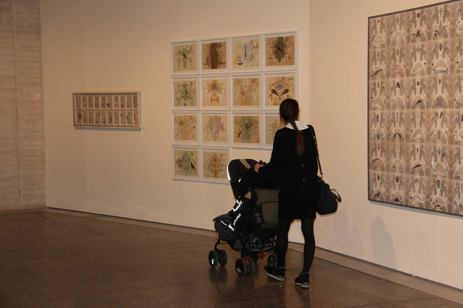 La consejera de Cultura y Turismo, María Josefa García Cirac, ha presentado los nuevos proyectos expositivos previstos para las próximas semanas en el Museo de Arte Contemporáneo de Castilla y León, que se abrirán al público a partir de este sábado: una gran muestra que recorre la producción de la pintora Teresa Gancedo desde los años setenta del siglo pasado hasta el presente; una exposición del estudio Recetas Urbanas y su fundador, el arquitecto Santiago Cirugeda, y el proyecto 'LECA. Laboratorio de Experimentación y Creación Artística', del artista Genzo P.