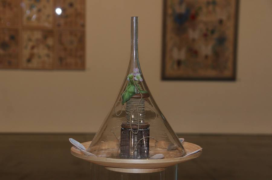 La consejera de Cultura y Turismo, María Josefa García Cirac, ha presentado los nuevos proyectos expositivos previstos para las próximas semanas en el Museo de Arte Contemporáneo de Castilla y León, que se abrirán al público a partir de este sábado: una gran muestra que recorre la producción de la pintora Teresa Gancedo desde los años setenta del siglo pasado hasta el presente; una exposición del estudio Recetas Urbanas y su fundador, el arquitecto Santiago Cirugeda, y el proyecto 'LECA. Laboratorio de Experimentación y Creación Artística', del artista Genzo P.