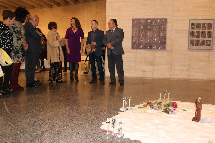 La consejera de Cultura y Turismo, María Josefa García Cirac, ha presentado los nuevos proyectos expositivos previstos para las próximas semanas en el Museo de Arte Contemporáneo de Castilla y León, que se abrirán al público a partir de este sábado: una gran muestra que recorre la producción de la pintora Teresa Gancedo desde los años setenta del siglo pasado hasta el presente; una exposición del estudio Recetas Urbanas y su fundador, el arquitecto Santiago Cirugeda, y el proyecto 'LECA. Laboratorio de Experimentación y Creación Artística', del artista Genzo P.