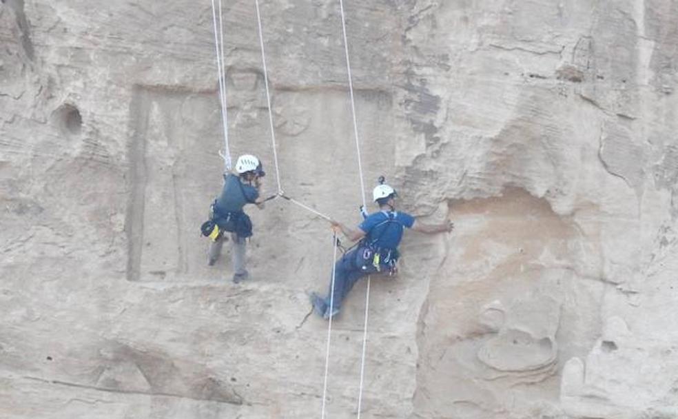 La investigadora Rocio da Riva junto al leonés David González descolgándose en una pared de Sela, Jordania.