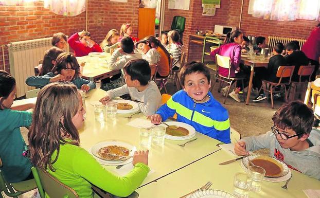 Niños comiendo en el comedor escolar de San Pedro de Baltanás, en Palencia.