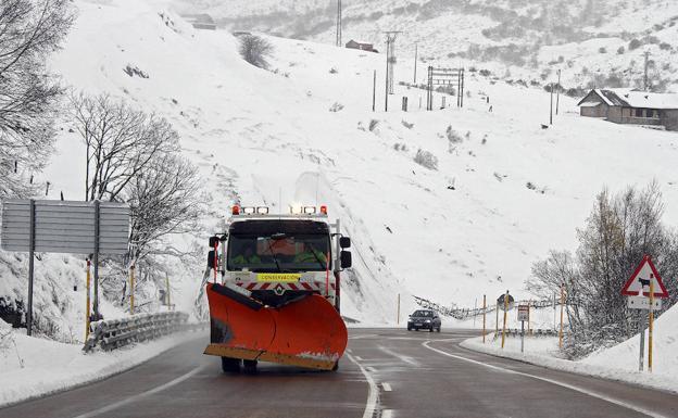 La Diputación dispone de un operativo de vialidad invernal formado por 57 vehículos y 40 trabajadores