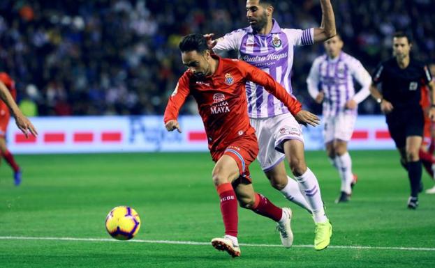 El delantero del RCD Espanyol Sergio García (i) se escapa de Javi Moyano, del Real Valladolid.