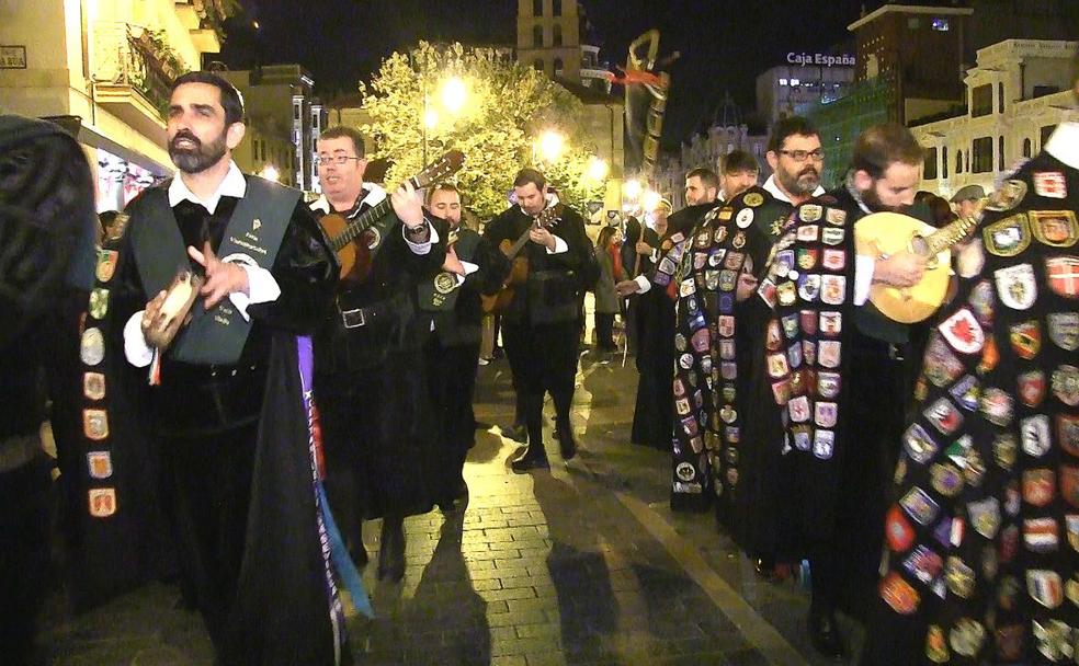 Los tunos, este viernes, recorriendo las calles de León en el estreno de su tradicional certamen.