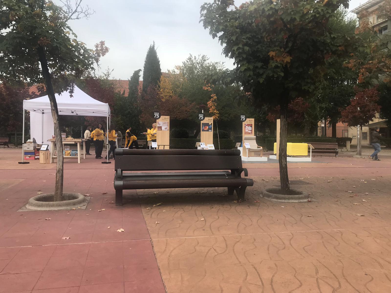 La famosa cadena sueca, que recientemente inauguró un punto de distribución en León, convierte las inmediaciones del parque de San Francisco de la capital en un escaparate de su muestrario