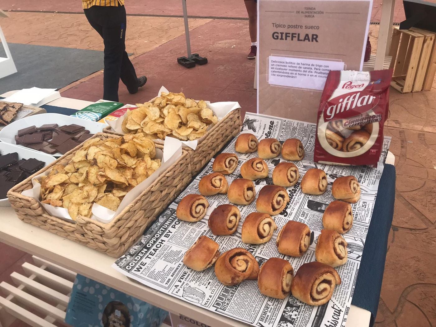 La famosa cadena sueca, que recientemente inauguró un punto de distribución en León, convierte las inmediaciones del parque de San Francisco de la capital en un escaparate de su muestrario