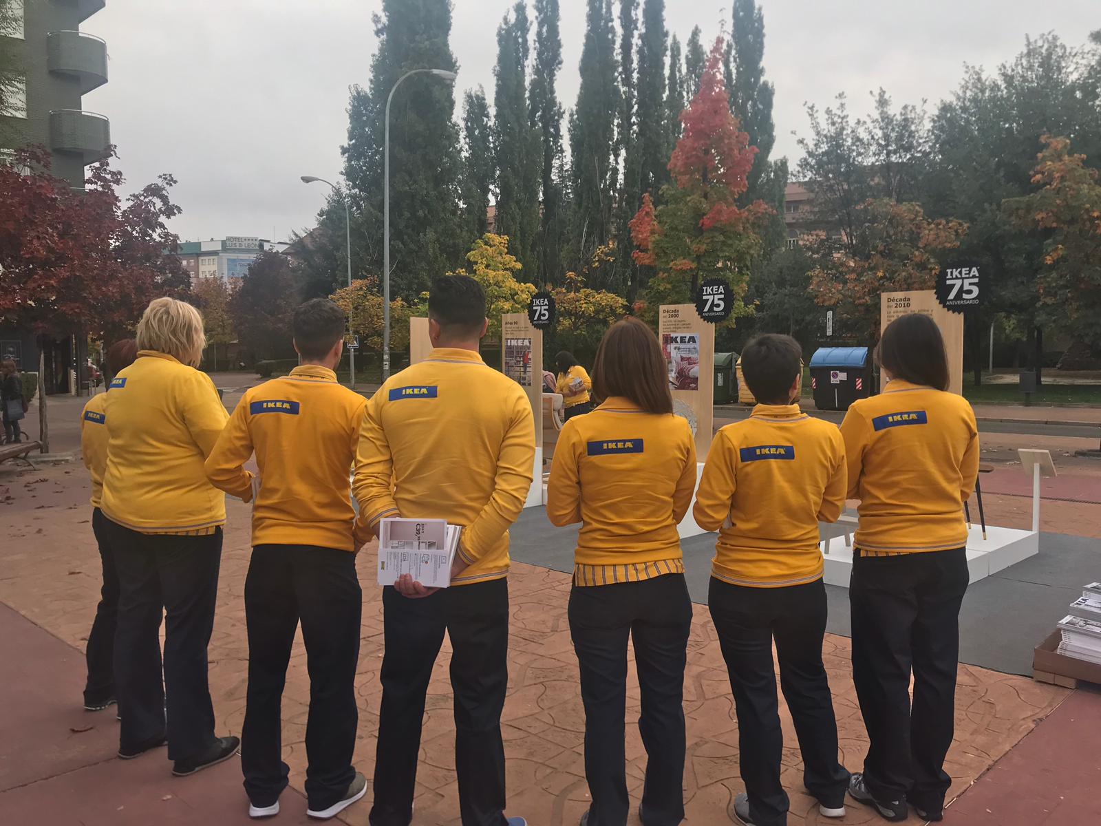 La famosa cadena sueca, que recientemente inauguró un punto de distribución en León, convierte las inmediaciones del parque de San Francisco de la capital en un escaparate de su muestrario