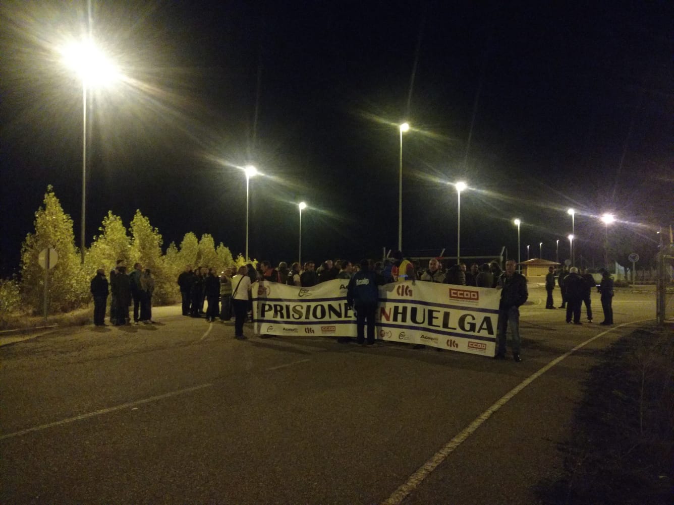 Más de 250 funcionarios de prisiones redoblan su protesta ante la cárcel de León y bloquean la entrada 