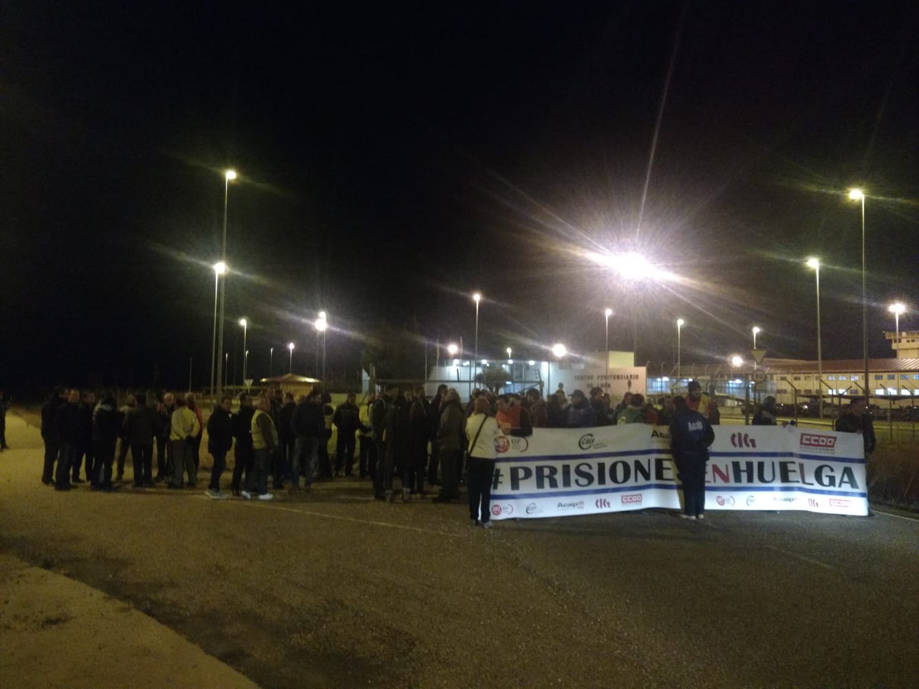 Más de 250 funcionarios de prisiones redoblan su protesta ante la cárcel de León y bloquean la entrada 